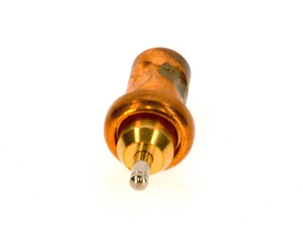Ersatzpatrone mit metallischem Kopf und schräger Düse, in warmen Farbtönen, für Heizsysteme von Bosch.